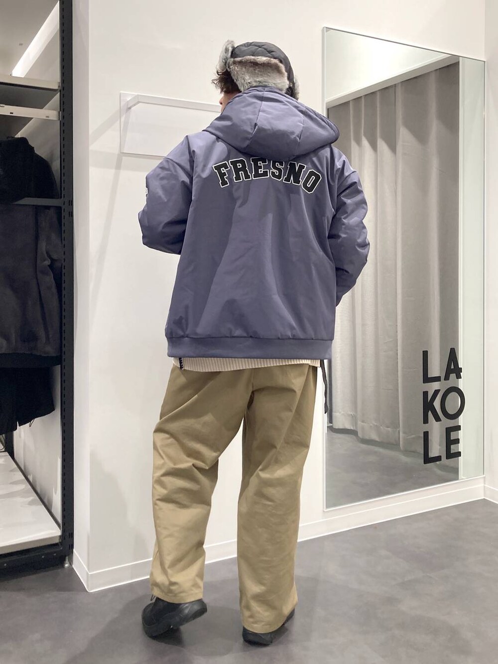 ベージュ系のチノパンツ、ブルー系のブルゾン、ベージュ系のニット/セーターを着用したメンズの冬コーディネートの2枚目の写真