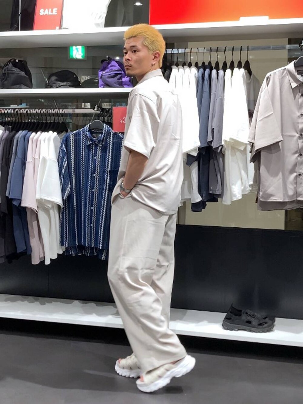 ホワイト系のサンダル、ベージュ系のその他パンツ、ベージュ系のシャツ/ブラウスを着用したメンズの夏コーディネートの4枚目の写真