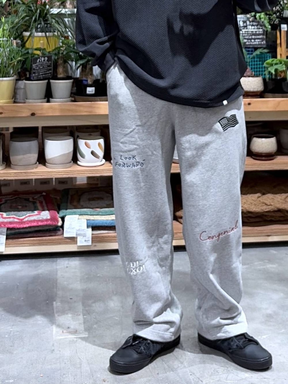 グレー系のスウェットパンツ、グレー系のTシャツ/カットソーを着用したメンズの秋コーディネートの8枚目の写真