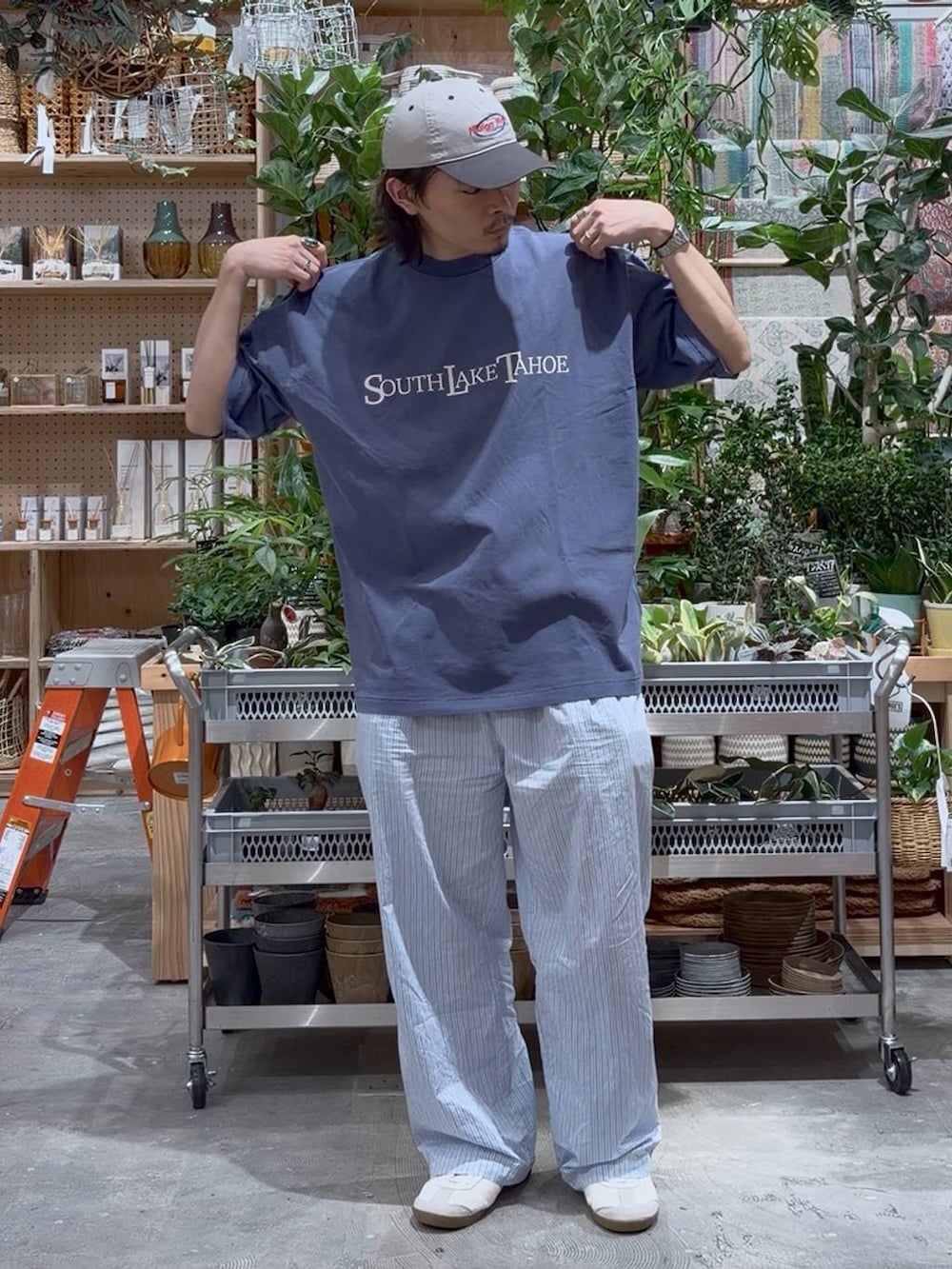 ブルー系のその他パンツ、ブルー系のTシャツ/カットソーを着用したメンズの夏コーディネートの7枚目の写真