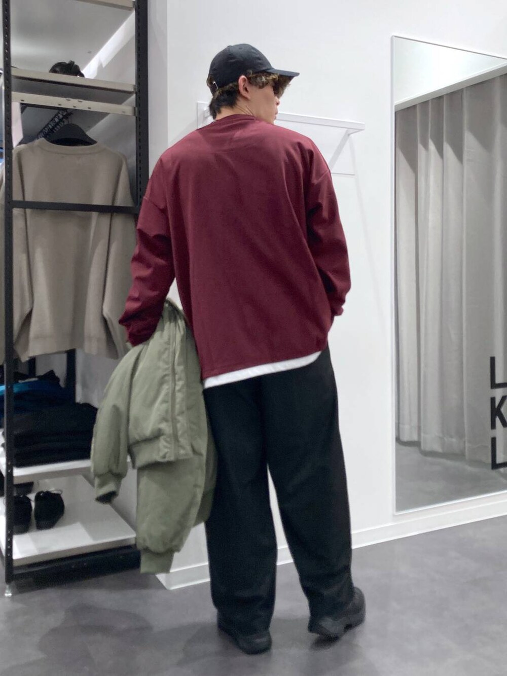 グリーン系のMA-1、レッド系のTシャツ/カットソー、ブラック系のスリッポンを着用したメンズの冬コーディネートの5枚目の写真