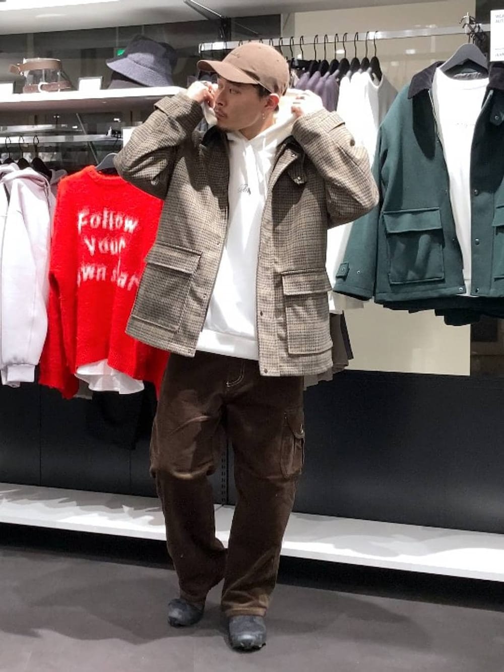 ベージュ系のブルゾン、ブラウン系のその他パンツ、ホワイト系のパーカーを着用したメンズの秋コーディネートの4枚目の写真