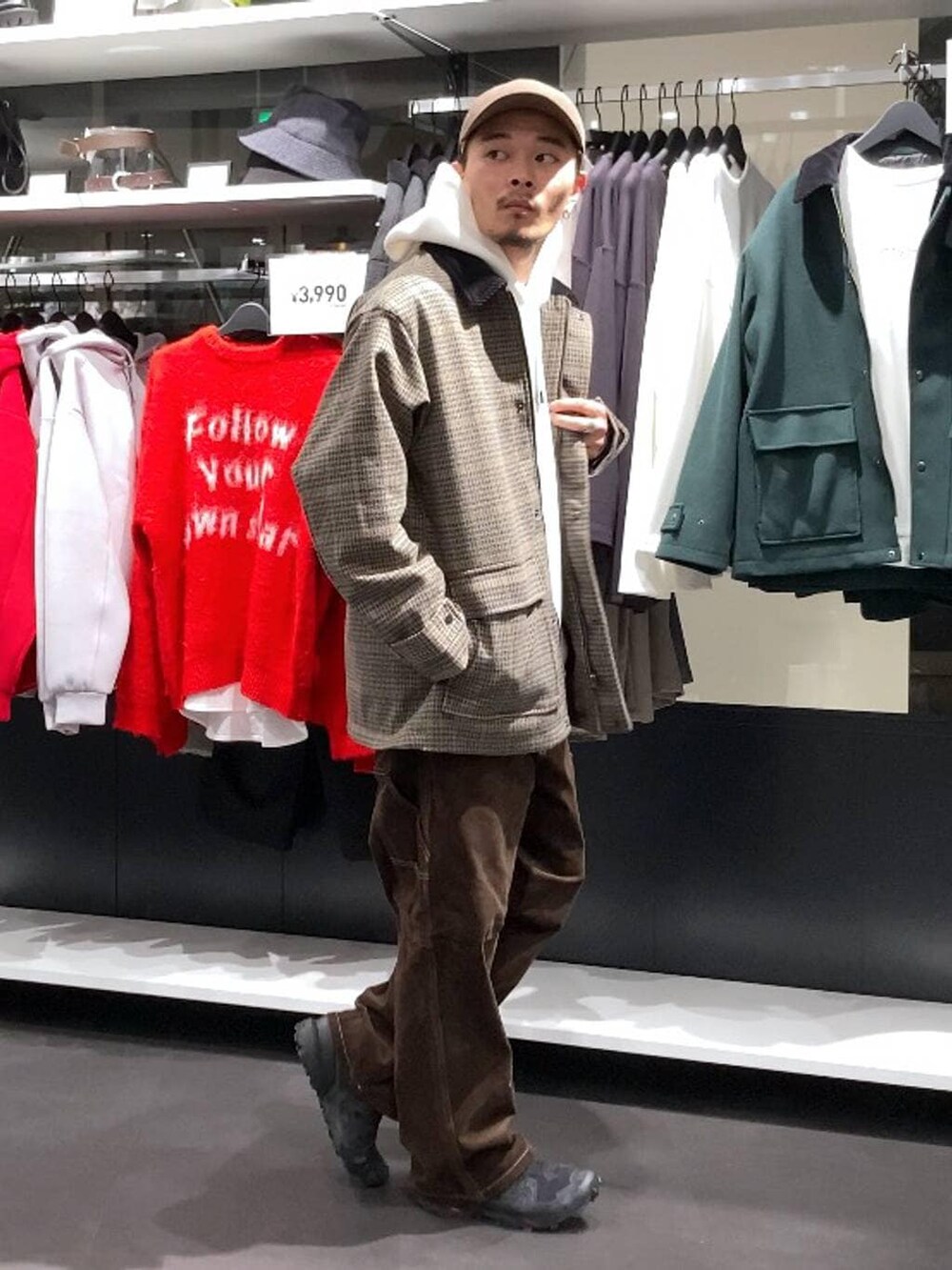 ベージュ系のブルゾン、ブラウン系のその他パンツ、ホワイト系のパーカーを着用したメンズの秋コーディネートの3枚目の写真