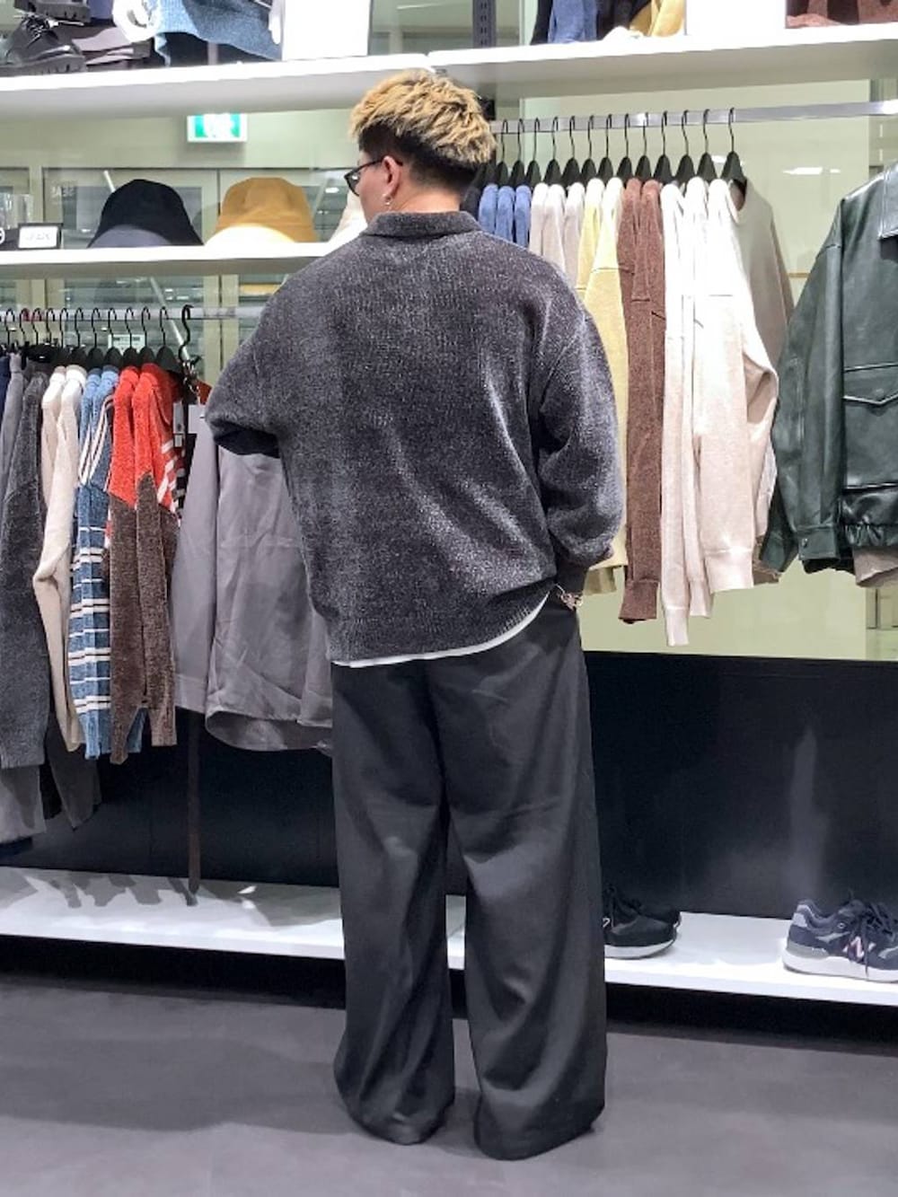 ホワイト系のTシャツ/カットソー、グレー系のニット/セーター、ブラック系のスラックスを着用したメンズの秋コーディネートの2枚目の写真