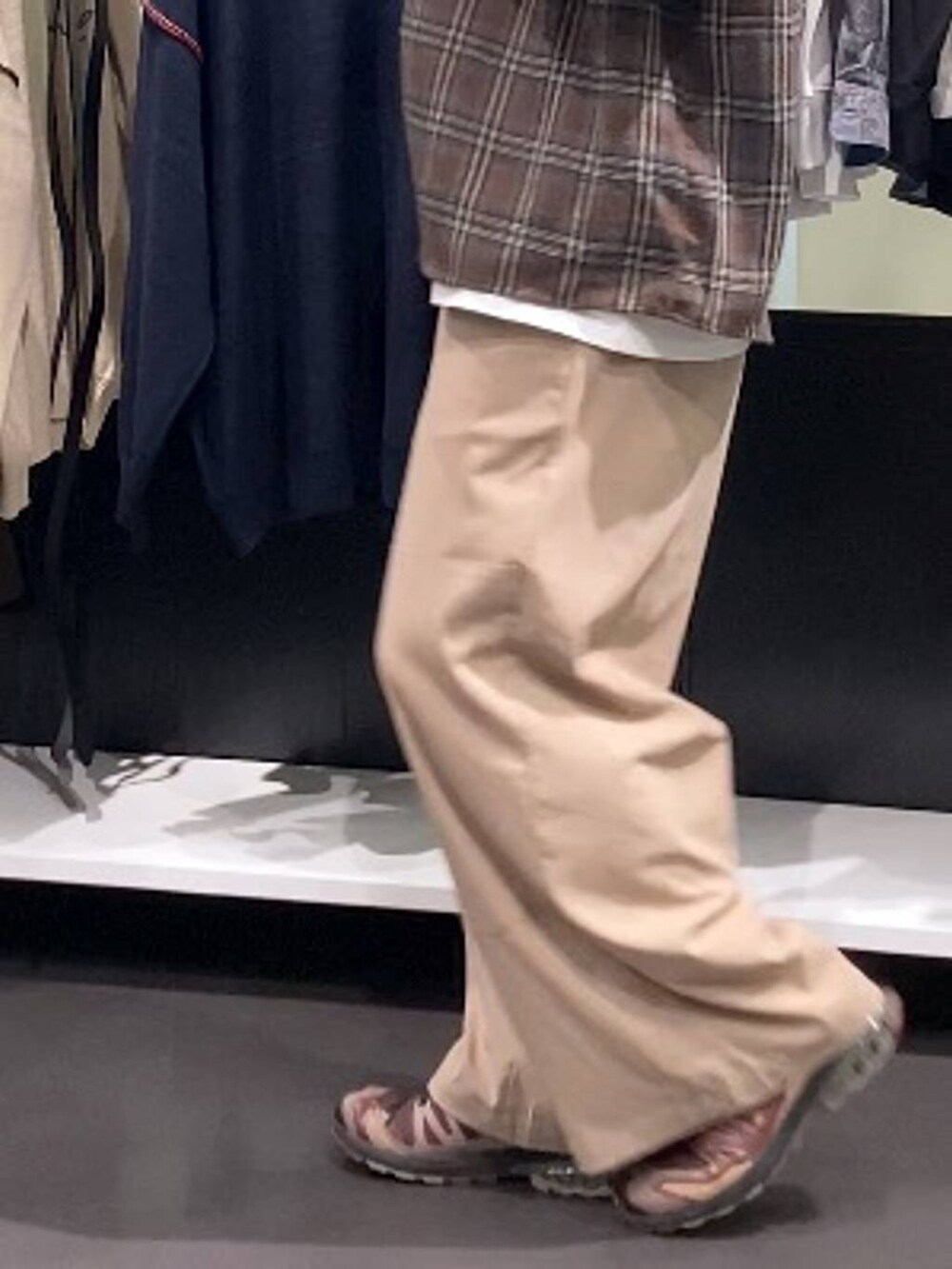 ホワイト系のTシャツ/カットソー、ベージュ系のその他パンツ、ブラウン系のシャツ/ブラウスを着用したメンズの秋コーディネートの8枚目の写真