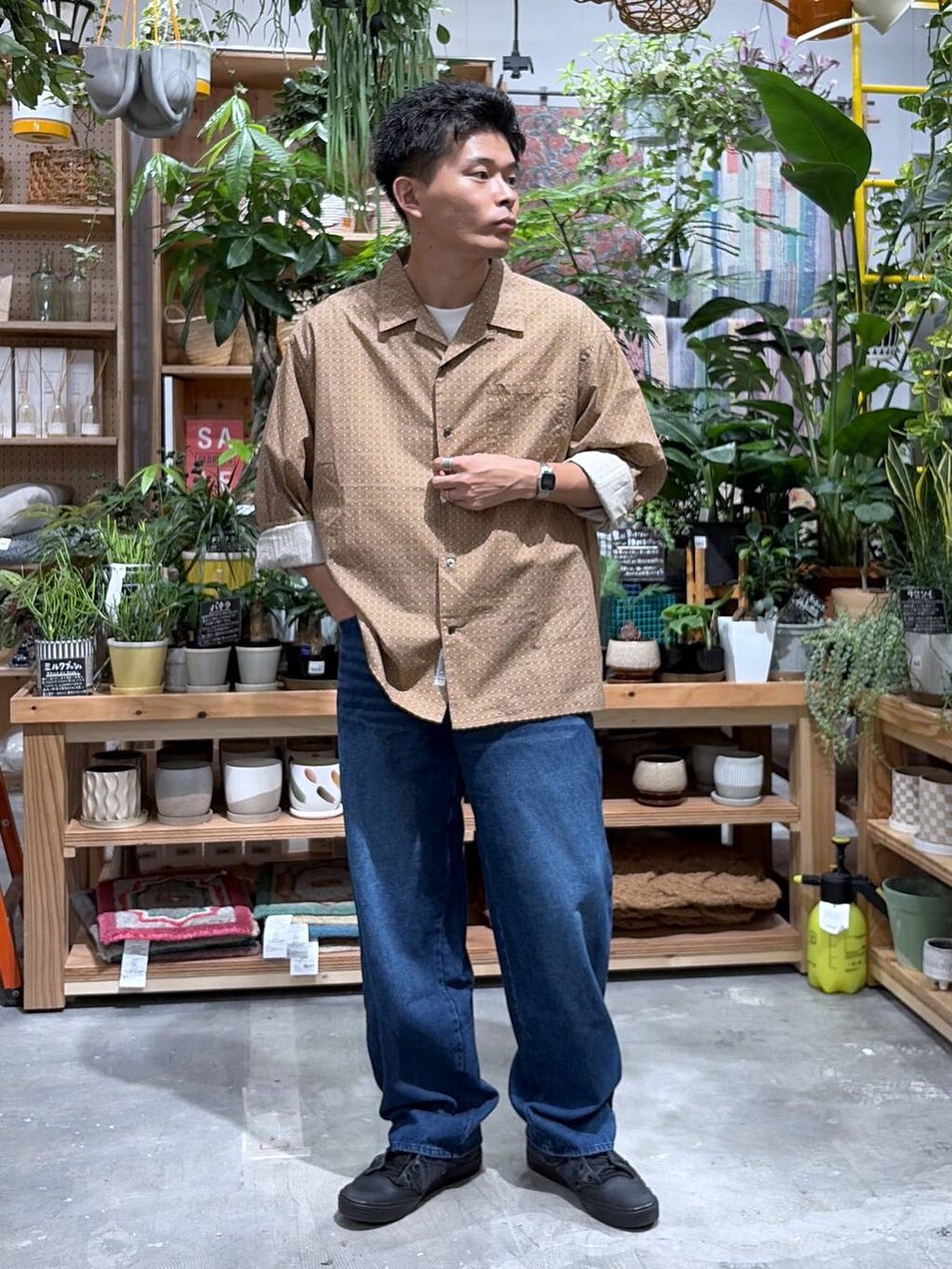 ブルー系のデニムパンツ、ベージュ系のシャツ/ブラウス、ホワイト系のTシャツ/カットソーを着用したメンズの秋コーディネートの5枚目の写真