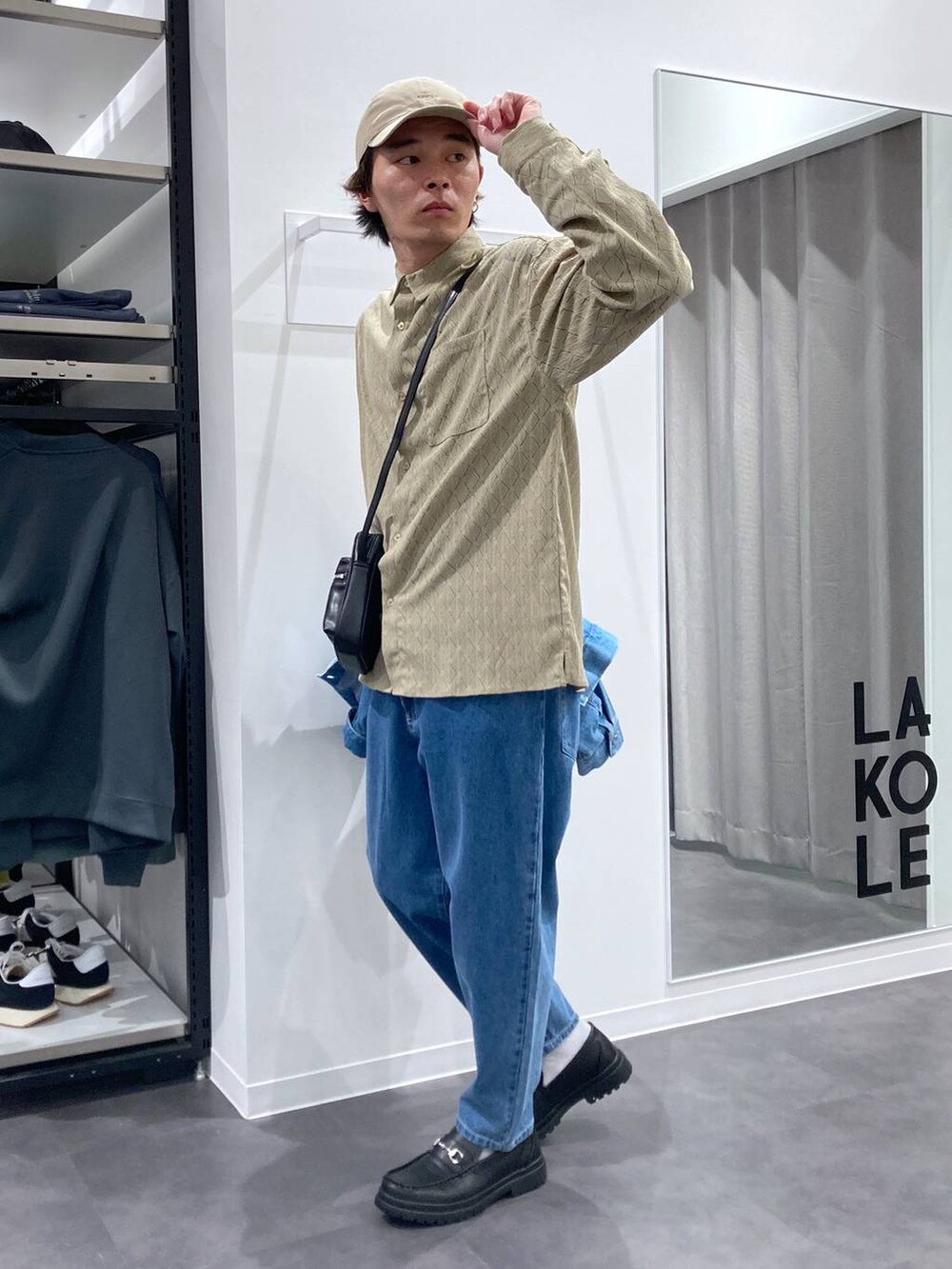 ベージュ系のシャツ/ブラウス、ブルー系のデニムパンツ、ブラック系のローファーを着用したメンズの春コーディネートの4枚目の写真