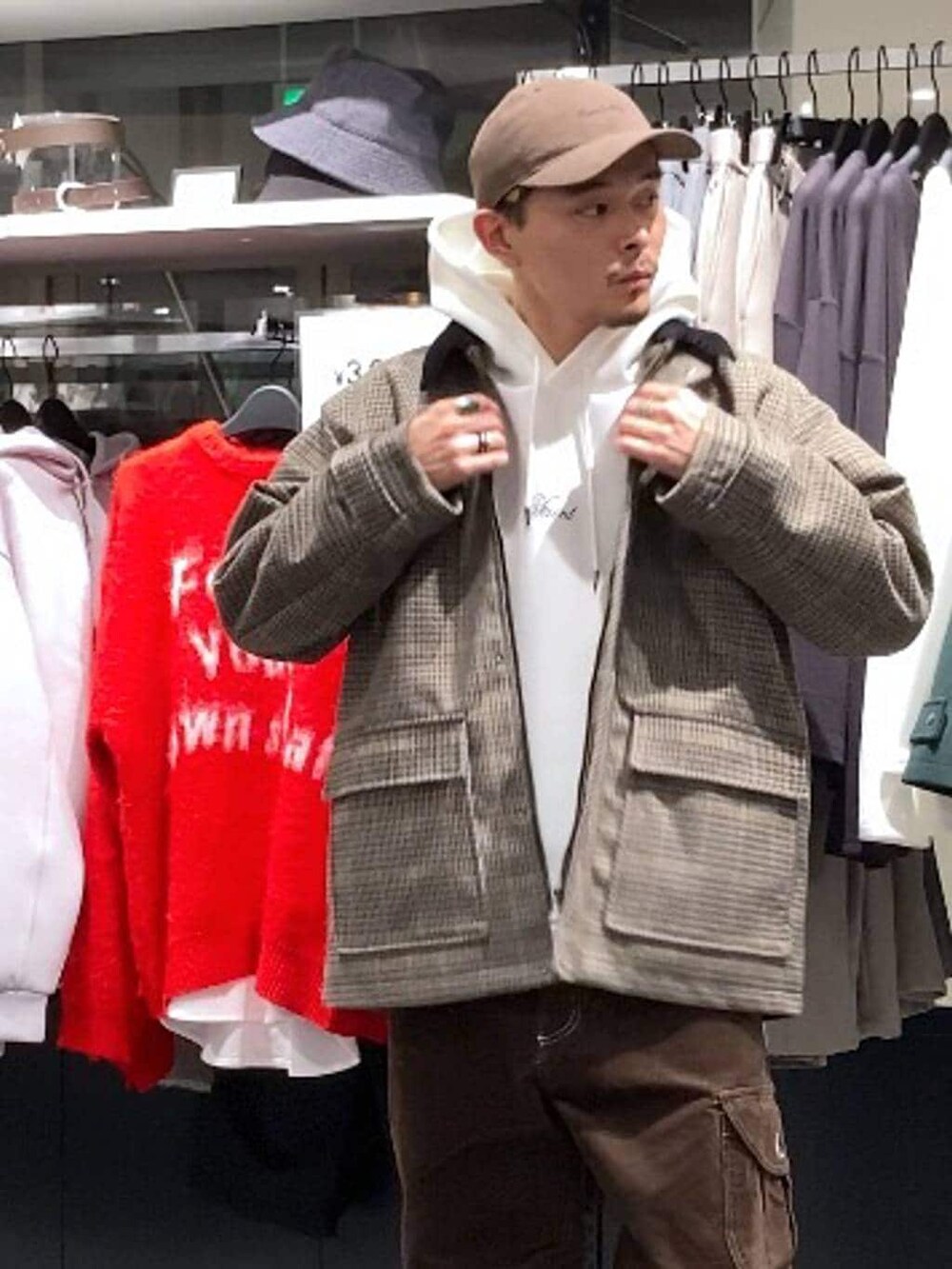 ベージュ系のブルゾン、ブラウン系のその他パンツ、ホワイト系のパーカーを着用したメンズの秋コーディネートの7枚目の写真