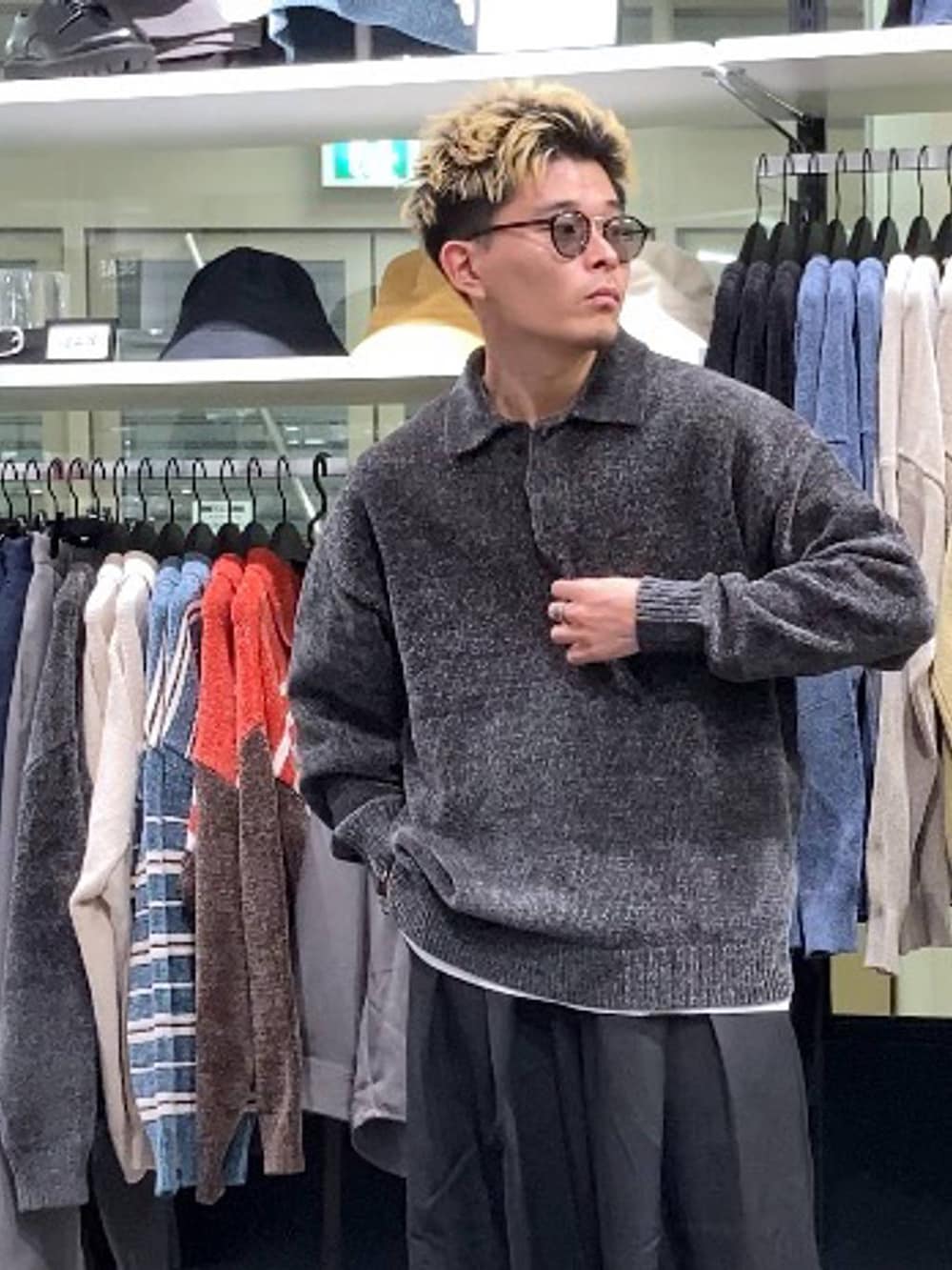 ホワイト系のTシャツ/カットソー、グレー系のニット/セーター、ブラック系のスラックスを着用したメンズの秋コーディネートの7枚目の写真