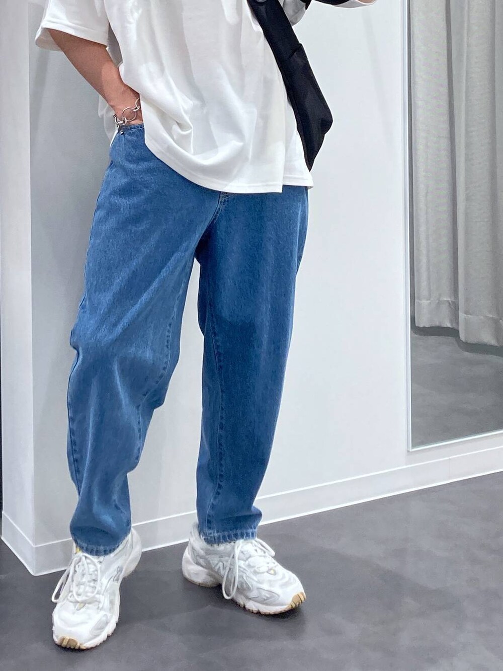 ホワイト系のTシャツ/カットソー、ブラック系のショルダーバッグ、ブルー系のデニムパンツを着用したメンズの夏コーディネートの5枚目の写真