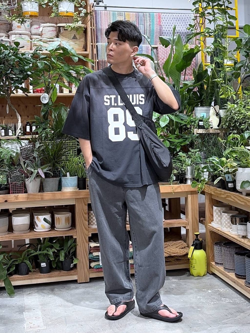 ブラック系のTシャツ/カットソー、ブラック系のエコバッグ/サブバッグ、ブラック系のサンダルを着用したメンズの夏コーディネートの6枚目の写真