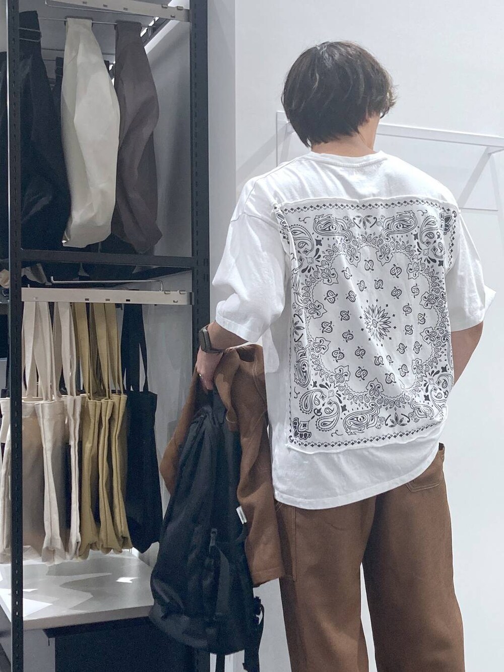 ブラック系のサンダル、ブラウン系のシャツ/ブラウス、ホワイト系のTシャツ/カットソーを着用したメンズの夏コーディネートの6枚目の写真