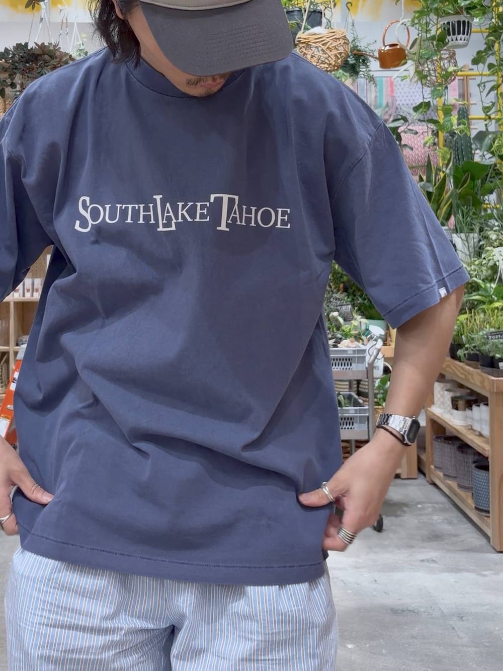 ブルー系のその他パンツ、ブルー系のTシャツ/カットソーを着用したメンズの夏コーディネートの5枚目の写真