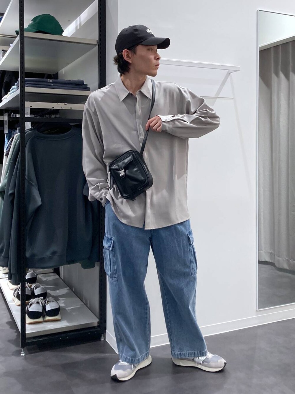 グレー系のスニーカー、ブルー系のデニムパンツ、グレー系のシャツ/ブラウスを着用したメンズの春コーディネートの7枚目の写真