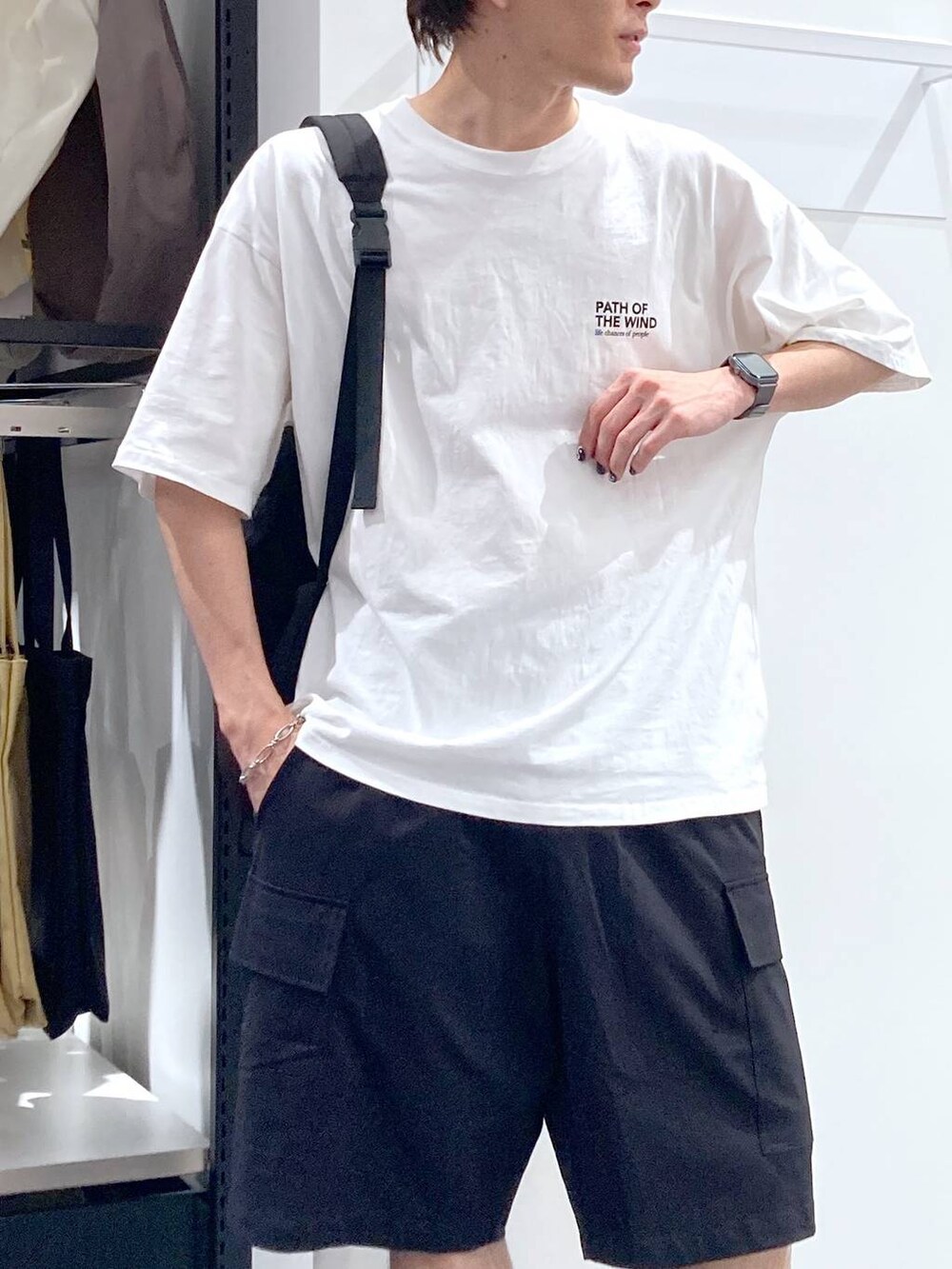 ブラック系のスニーカー、ブラック系のバックパック/リュック、ホワイト系のTシャツ/カットソーを着用したメンズの夏コーディネートの8枚目の写真