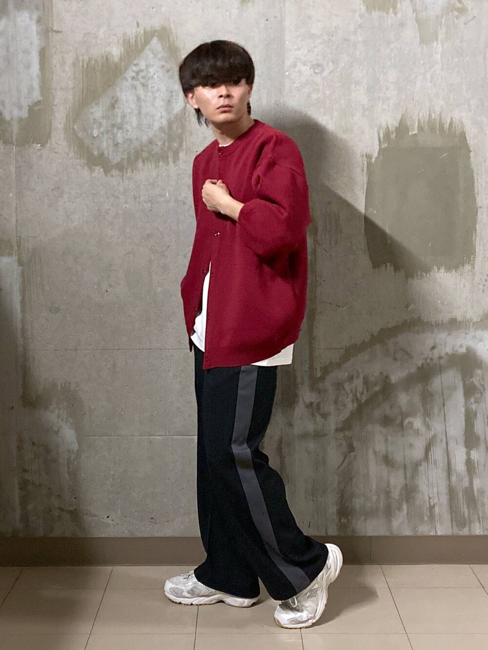 ホワイト系のTシャツ/カットソー、レッド系のカーディガン/ボレロ、ブラック系のその他パンツを着用したメンズの夏コーディネートの3枚目の写真