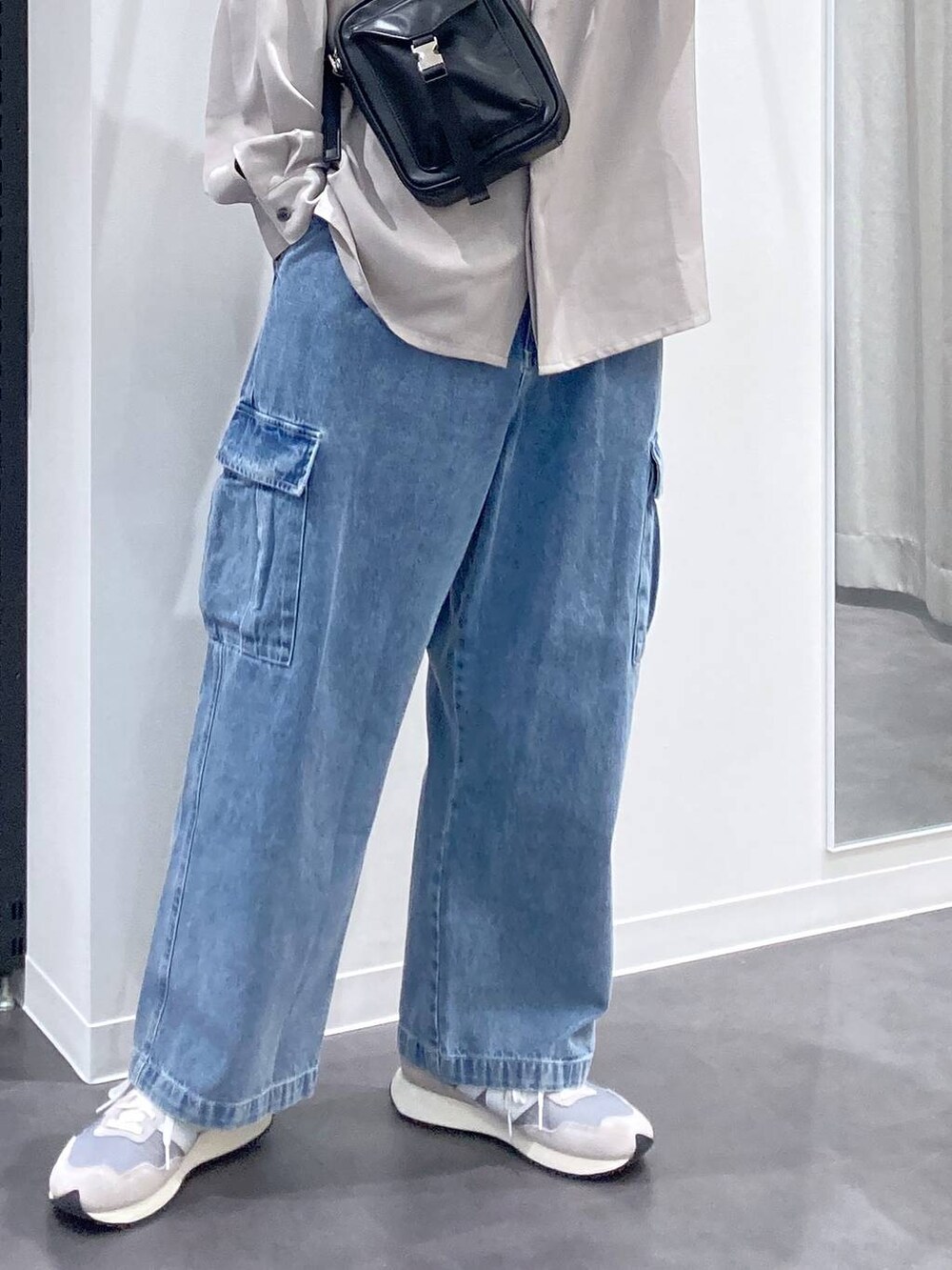 グレー系のスニーカー、ブルー系のデニムパンツ、グレー系のシャツ/ブラウスを着用したメンズの春コーディネートの5枚目の写真