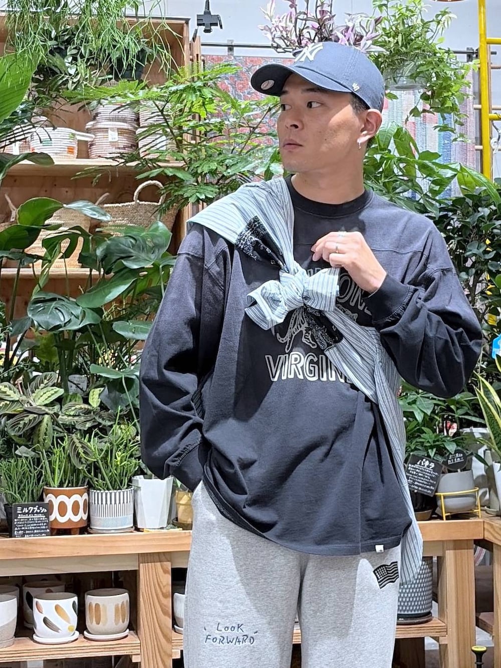 ブルー系のシャツ/ブラウス、グレー系のスウェットパンツ、ブラック系のTシャツ/カットソーを着用したメンズの秋コーディネートの6枚目の写真