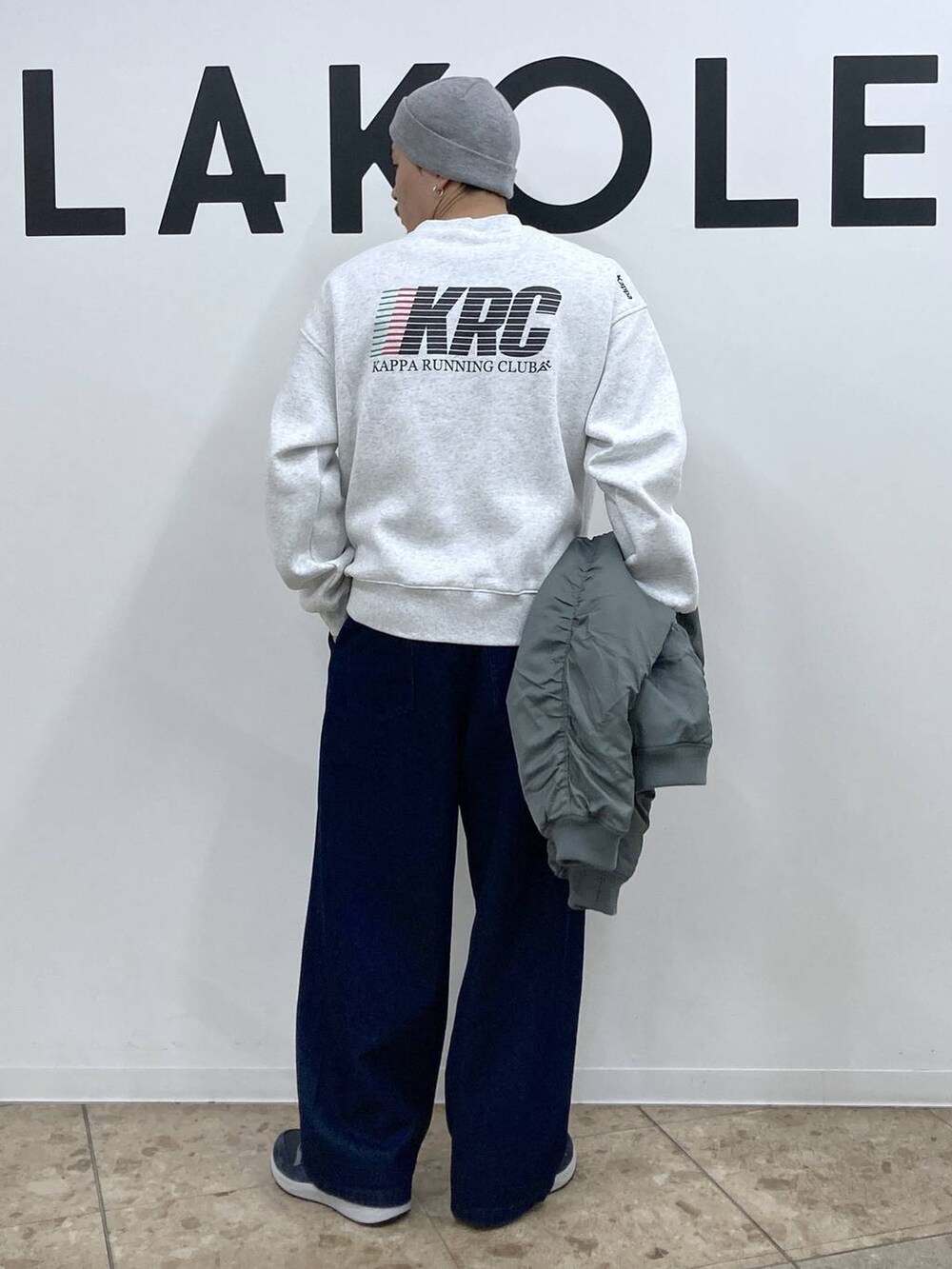 ブルー系のスニーカー、グリーン系のブルゾン、ブルー系のデニムパンツを着用したメンズの冬コーディネートの7枚目の写真