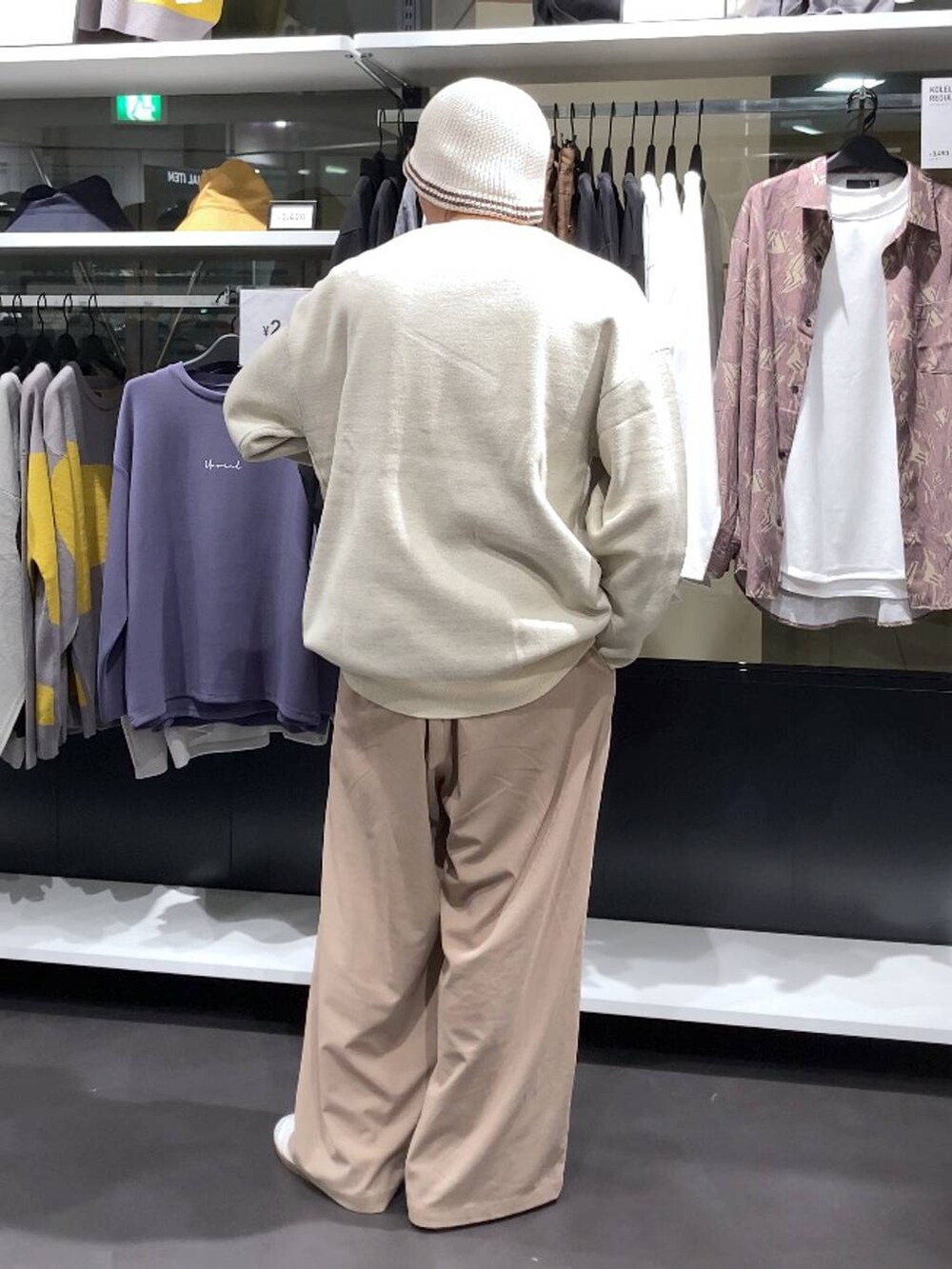 ベージュ系のその他パンツ、ベージュ系のニット/セーター、ベージュ系のニットキャップ/ビーニーを着用したメンズの秋コーディネートの2枚目の写真