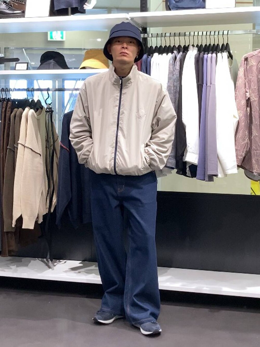 ブルー系のスニーカー、ブルー系のハットを着用したメンズの秋コーディネートの8枚目の写真