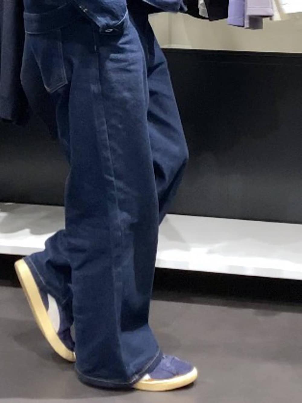 ブルー系のデニムジャケットを着用したメンズの秋コーディネートの6枚目の写真