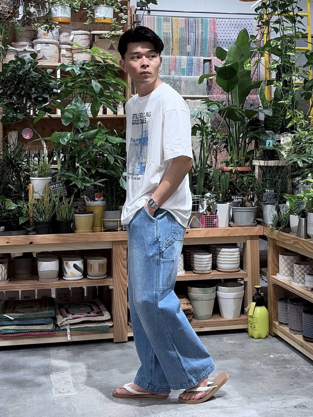 ホワイト系のTシャツ/カットソー、ブルー系のデニムパンツ、ブラウン系のサンダルを着用したメンズの夏コーディネートの3枚目の写真