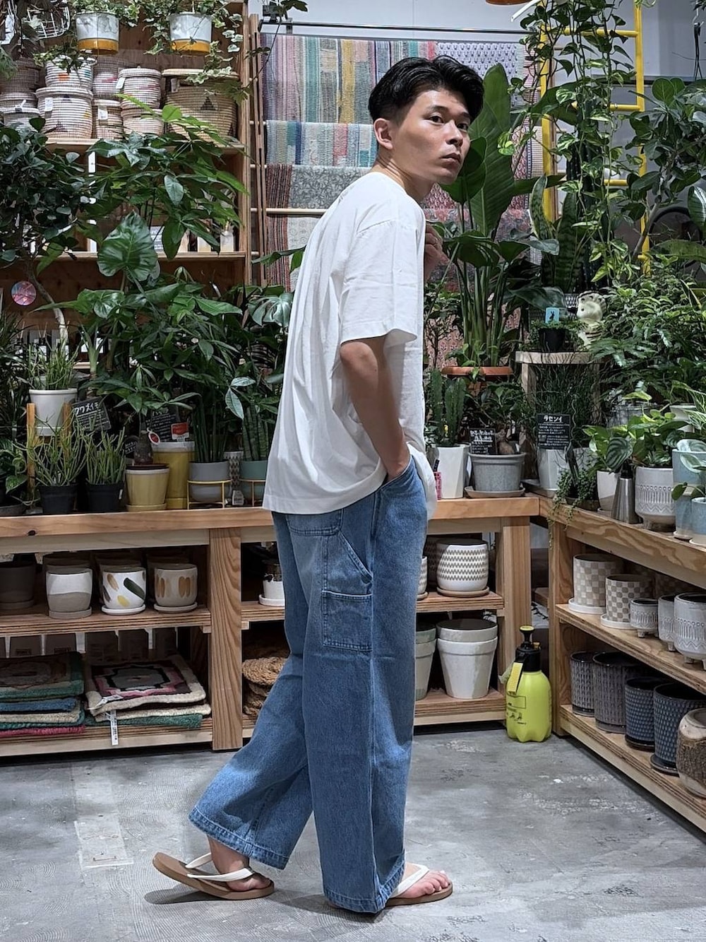 ホワイト系のTシャツ/カットソー、ブルー系のデニムパンツ、ブラウン系のサンダルを着用したメンズの夏コーディネートの4枚目の写真