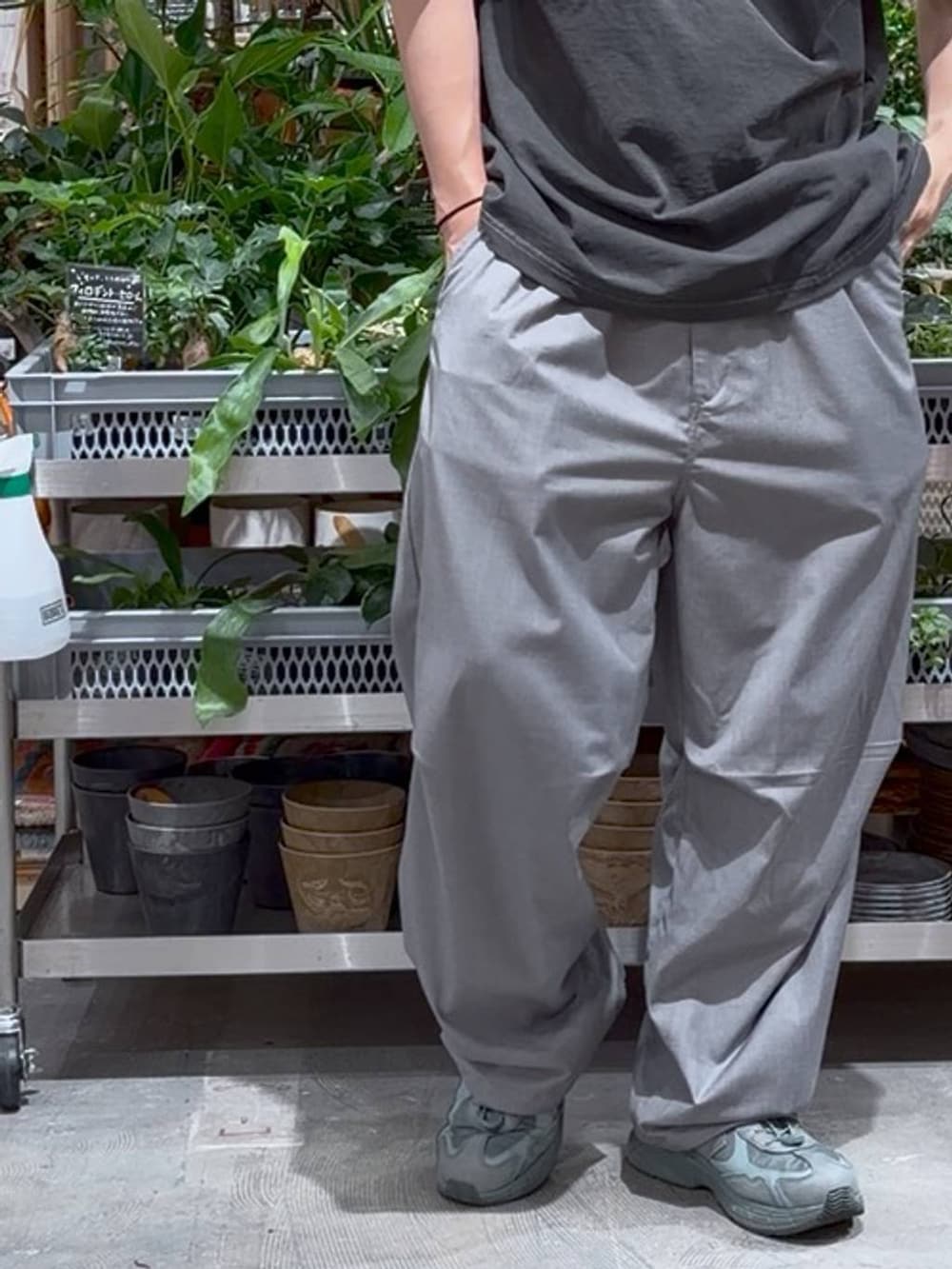 グレー系のスラックス、ブラック系のTシャツ/カットソーを着用したメンズの夏コーディネートの8枚目の写真