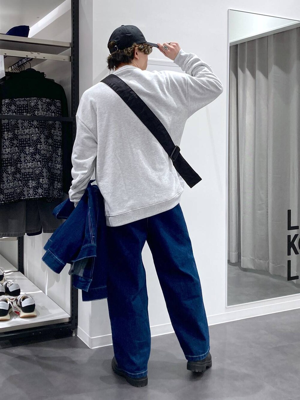 ブラック系のローファー、ブルー系のブルゾン、ブルー系のデニムパンツを着用したメンズの冬コーディネートの5枚目の写真