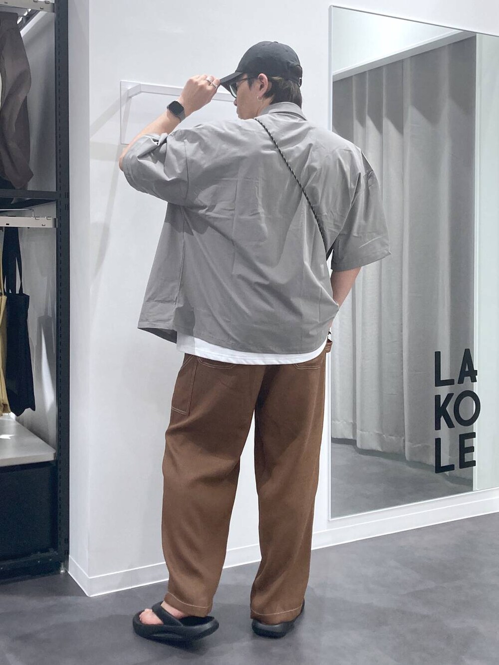 ブラック系のサンダル、ブラウン系のその他パンツ、ホワイト系のTシャツ/カットソーを着用したメンズの夏コーディネートの2枚目の写真