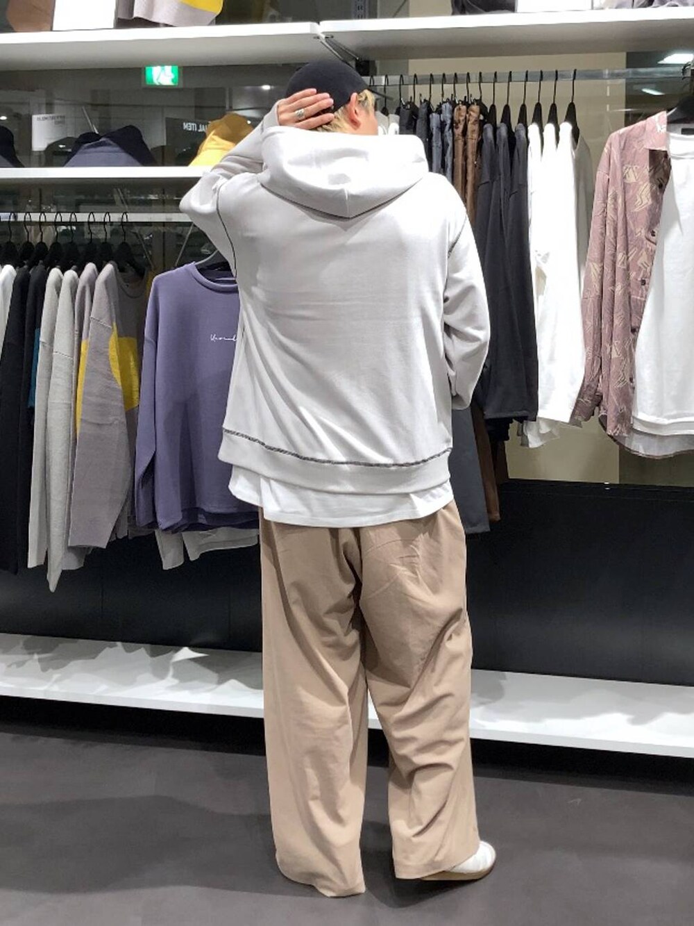 ホワイト系のTシャツ/カットソー、ベージュ系のその他パンツ、グレー系のパーカーを着用したメンズの秋コーディネートの2枚目の写真