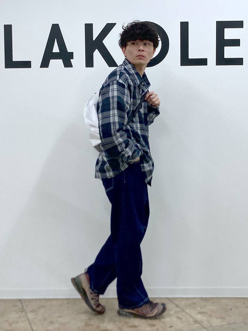 グレー系のTシャツ/カットソー、ホワイト系のボディバッグ/ウエストポーチ、ブルー系のシャツ/ブラウスを着用したメンズの春コーディネートの3枚目の写真