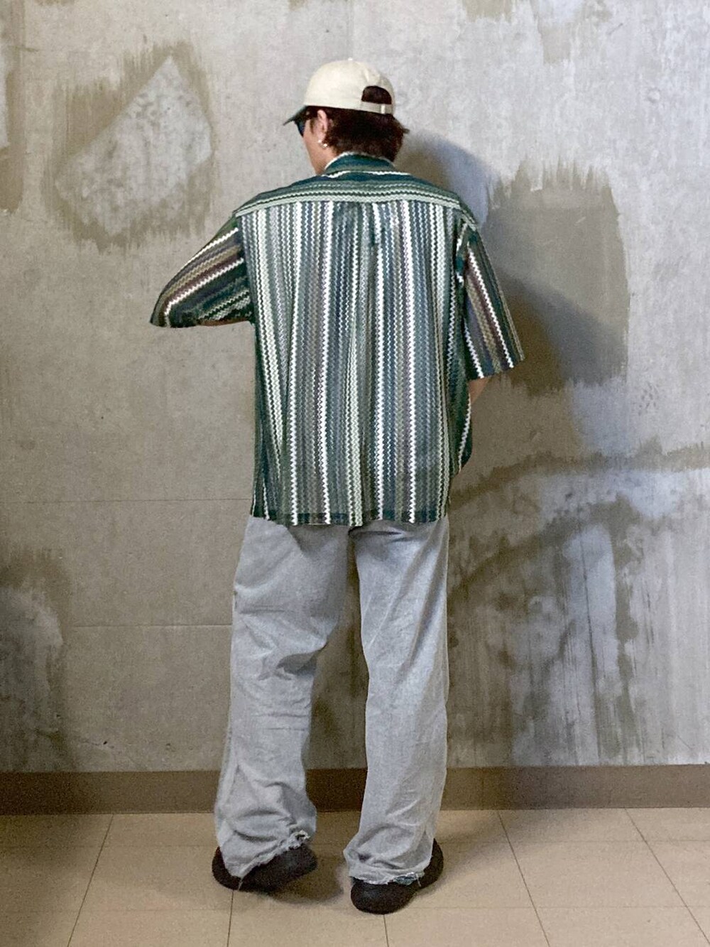 グリーン系のシャツ/ブラウス、ホワイト系のTシャツ/カットソー、ブラック系のサングラスを着用したメンズの夏コーディネートの2枚目の写真