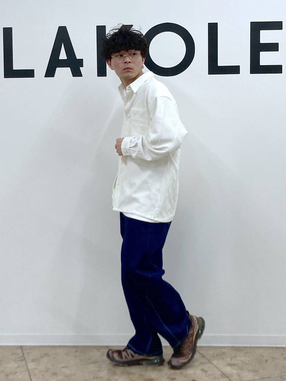 ホワイト系のシャツ/ブラウス、ホワイト系のTシャツ/カットソー、その他のサングラスを着用したメンズの春コーディネートの3枚目の写真