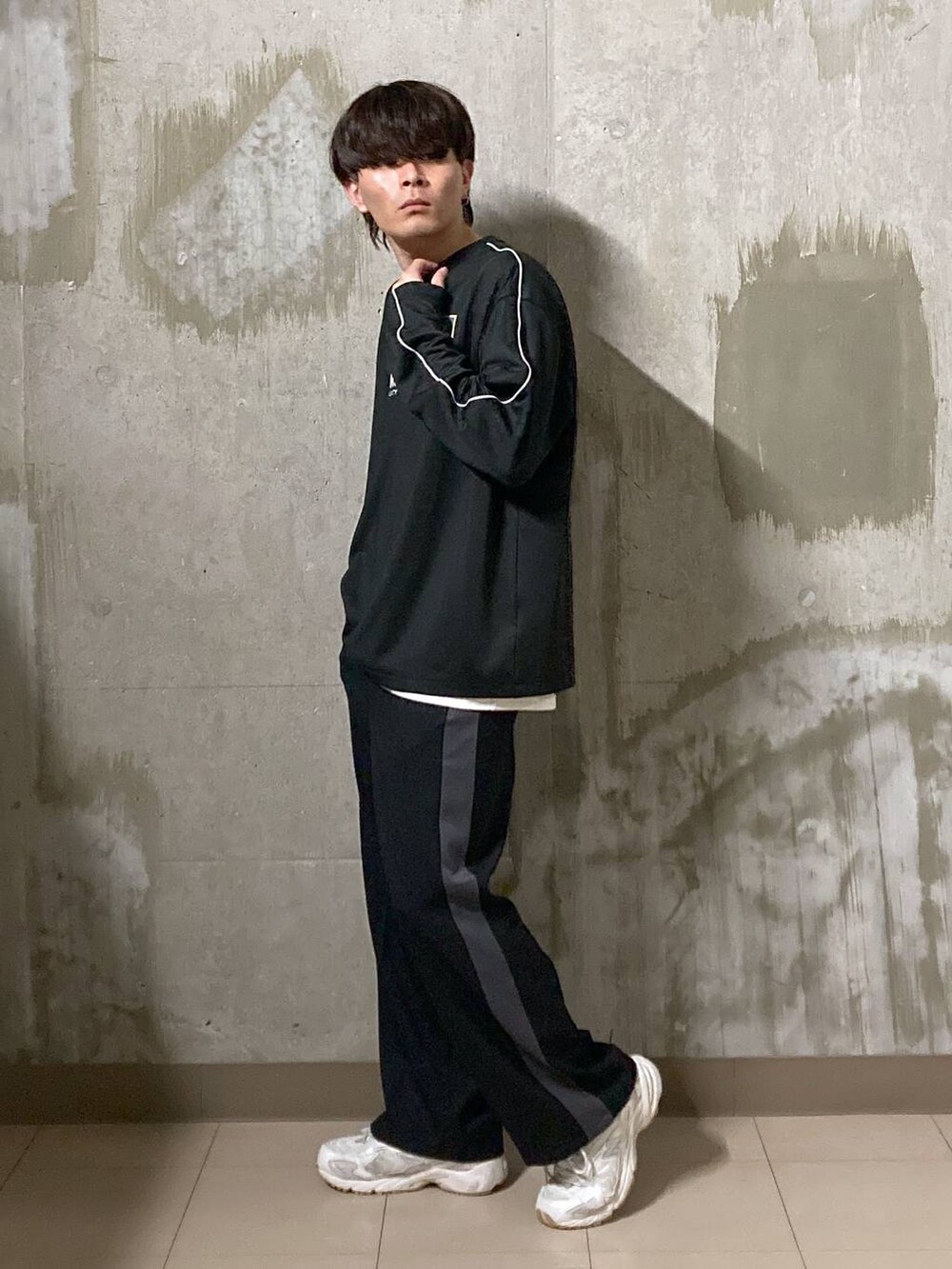 ホワイト系のTシャツ/カットソー、ブラック系のTシャツ/カットソー、ブラック系のその他パンツを着用したメンズの秋コーディネートの3枚目の写真