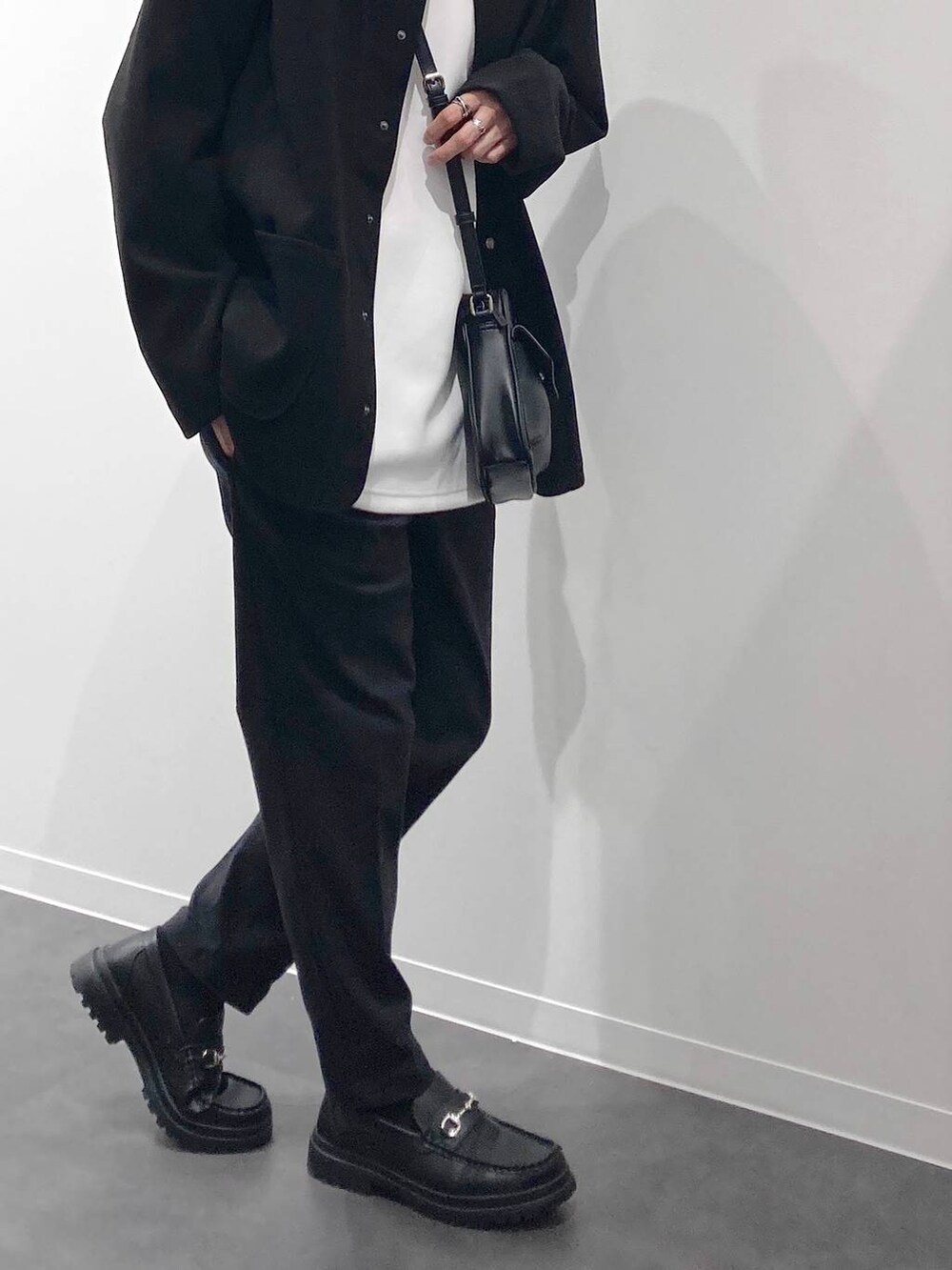 ブラック系のローファー、ホワイト系のTシャツ/カットソー、ブラック系のその他パンツを着用したメンズの秋コーディネートの6枚目の写真