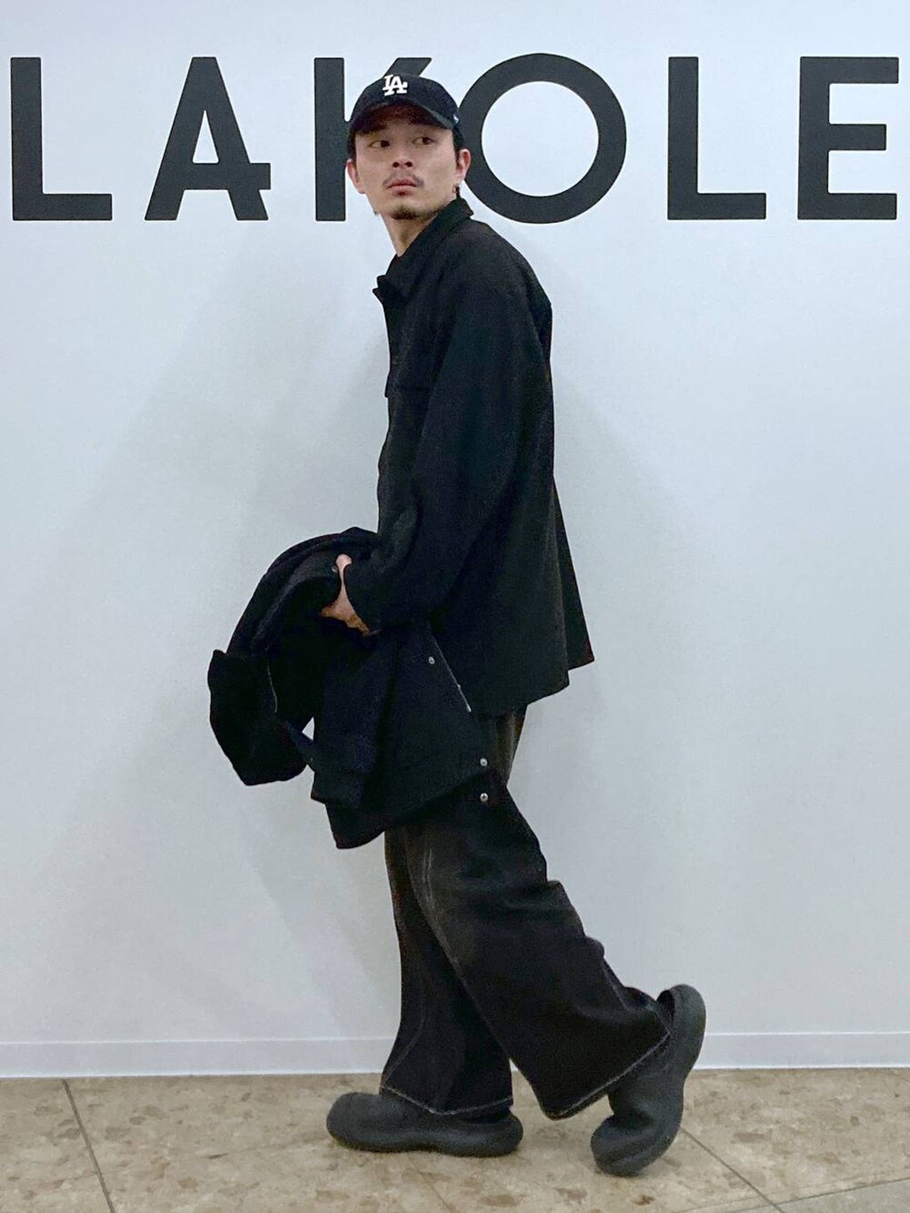 ブラック系のブルゾン、ブラック系のデニムパンツ、ブラック系のブルゾンを着用したメンズの冬コーディネートの7枚目の写真