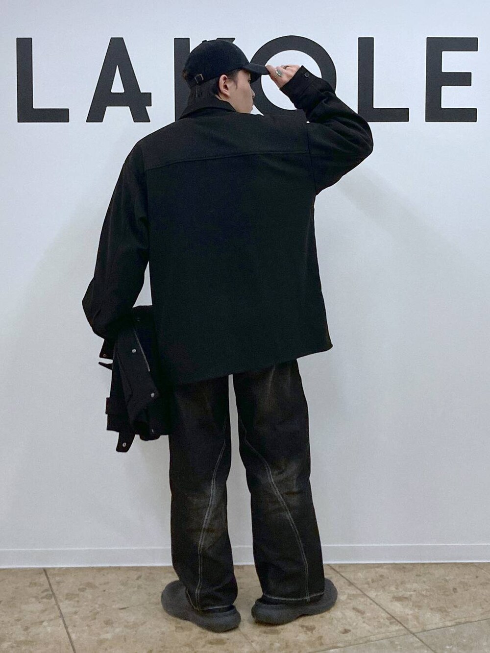 ブラック系のブルゾン、ブラック系のデニムパンツ、ブラック系のブルゾンを着用したメンズの冬コーディネートの6枚目の写真