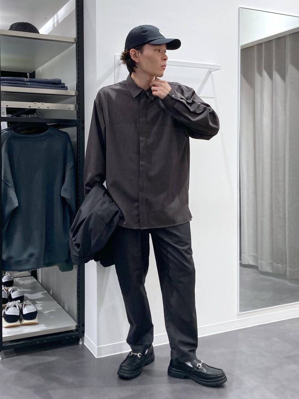 ブラック系のローファー、グレー系のテーラードジャケット、グレー系のシャツ/ブラウスを着用したメンズの春コーディネートの9枚目の写真