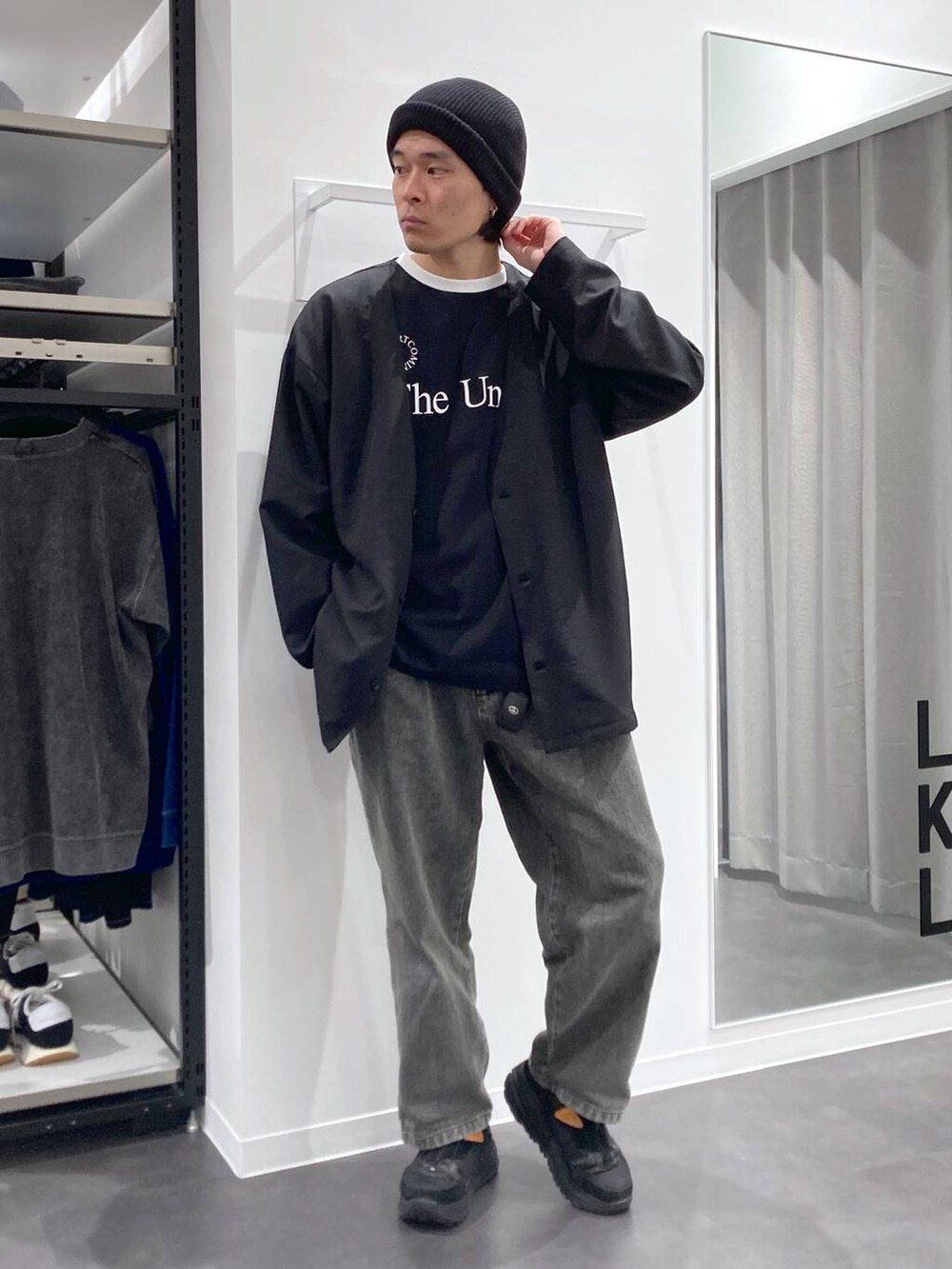 ブラック系のカーディガン/ボレロ、グリーン系のデニムパンツ、ブラック系のTシャツ/カットソーを着用したメンズの春コーディネートの5枚目の写真