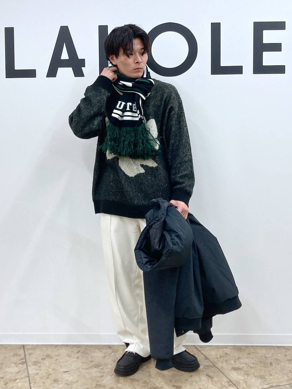 ブラック系のブルゾン、ブラック系のローファー、ブラック系のニット/セーターを着用したメンズの冬コーディネートの4枚目の写真