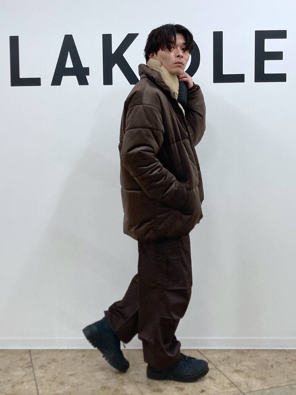 ベージュ系のニット/セーター、ブラウン系のカーゴパンツ、ブラウン系のブルゾンを着用したメンズの冬コーディネートの3枚目の写真