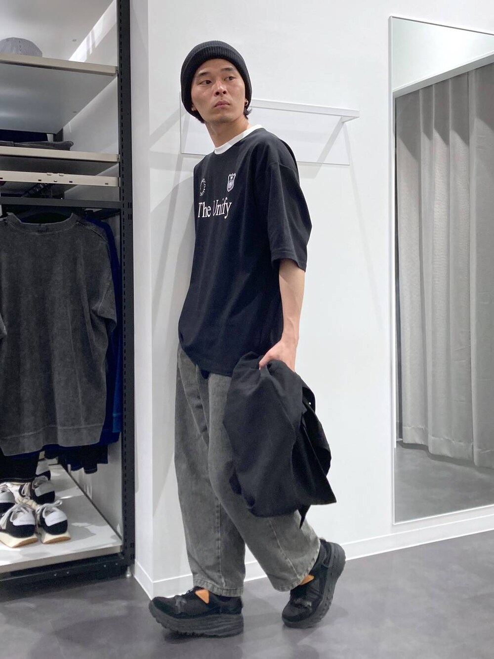 ブラック系のカーディガン/ボレロ、グリーン系のデニムパンツ、ブラック系のTシャツ/カットソーを着用したメンズの春コーディネートの3枚目の写真