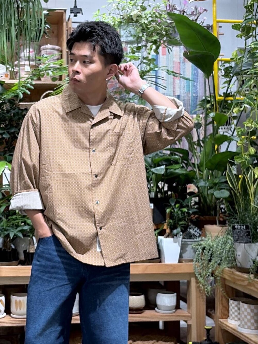 ブルー系のデニムパンツ、ベージュ系のシャツ/ブラウス、ホワイト系のTシャツ/カットソーを着用したメンズの秋コーディネートの7枚目の写真