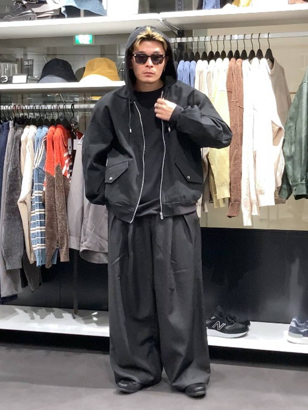 ブラック系のTシャツ/カットソー、ブラック系のスラックス、ブラック系のその他アウターを着用したメンズの秋コーディネートの6枚目の写真