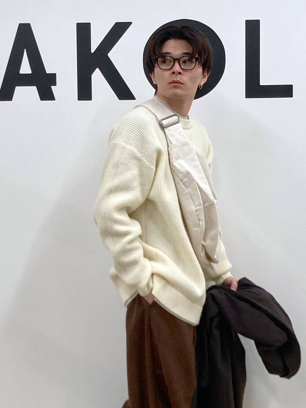「休日コーデ、カジュアル、ゆったり、ラフ、デート/ロマンティック、LAKOLE、どっと変わっちゃえ、コート、チェスターコート、ニット、レイヤードスタイル、ワイドパンツ、ショルダーバッグ、サングラス、めがね」｜「LAKOLEのZIPキャンバスショルダー / 110640（ショルダーバッグ、ベージュ系）」を使った、shibaさん（メンズ・172cm）の冬コーディネートの8枚目の写真