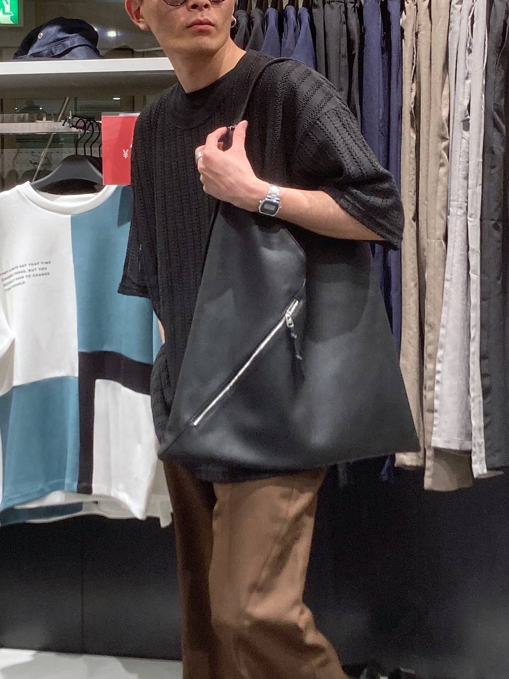 ブラック系のサンダル、ブラック系のTシャツ/カットソー、ブラック系のトートバッグを着用したメンズの夏コーディネートの9枚目の写真