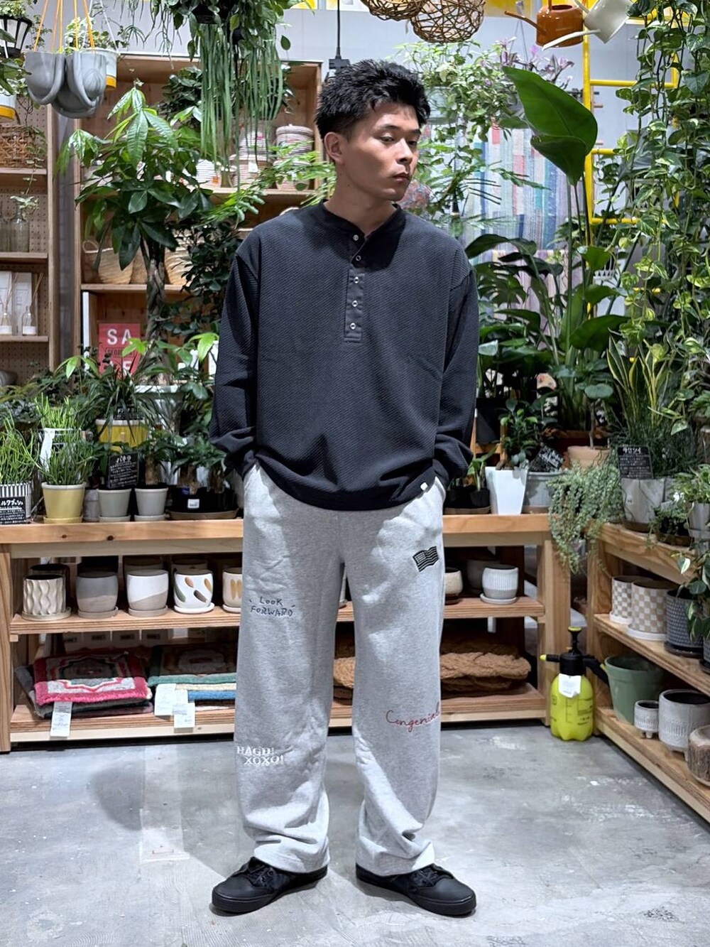 グレー系のスウェットパンツ、グレー系のTシャツ/カットソーを着用したメンズの秋コーディネートの7枚目の写真