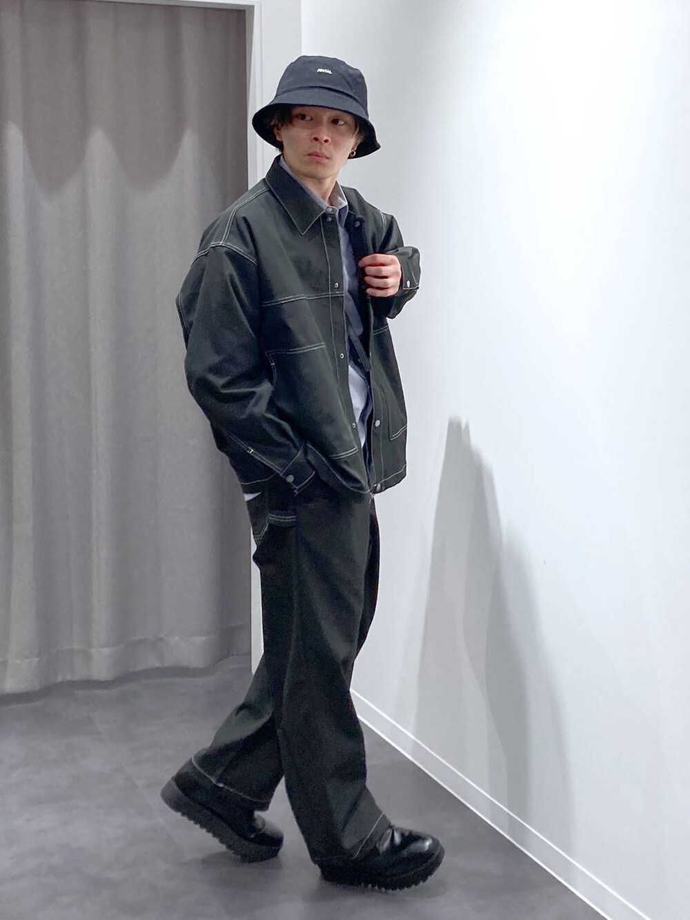 ブラック系のドレスシューズ、ブラック系のその他パンツ、ブラック系のショルダーバッグを着用したメンズの冬コーディネートの3枚目の写真